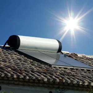 chauffe-eau-solaire-panneau-toit-citerne